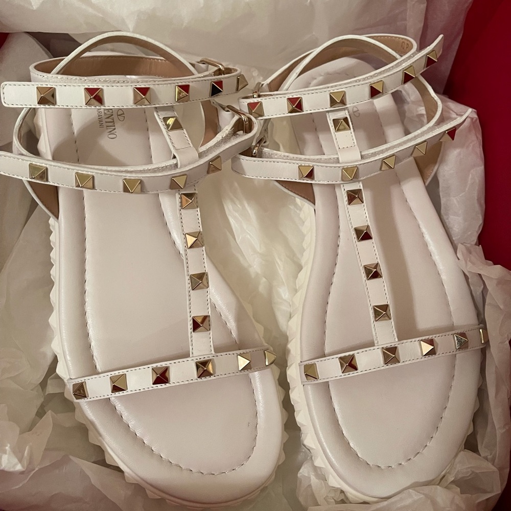 100% Authentic Valentino 30MM Free Rockstud Sandal (White) Size 39.